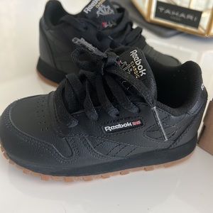 ✨Like New✨ Reebok Infant Black Leather w/ Gum Sole